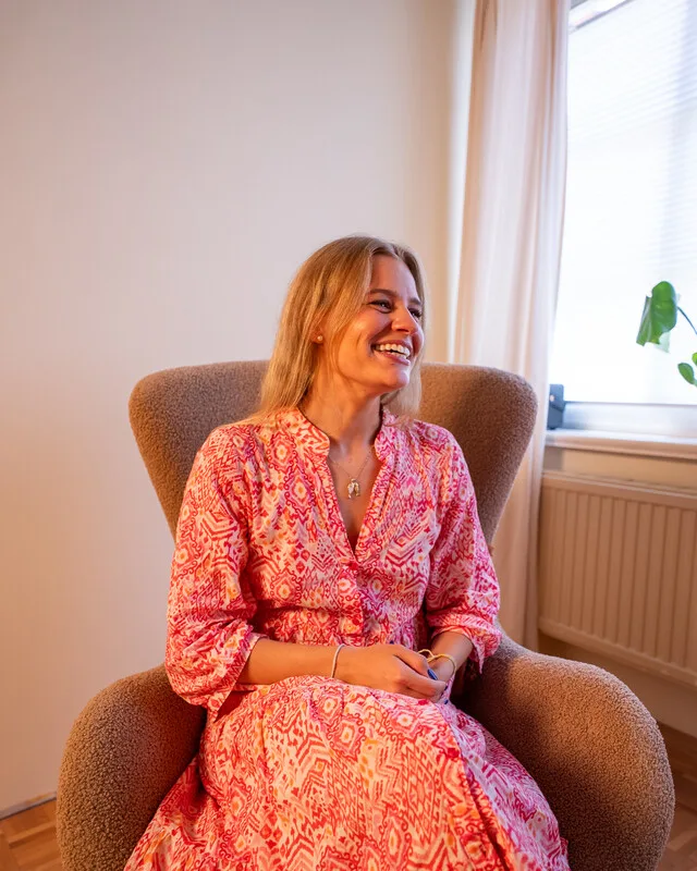 Gast entspannt vor einer Reiki-Behandlung in Buxtehude