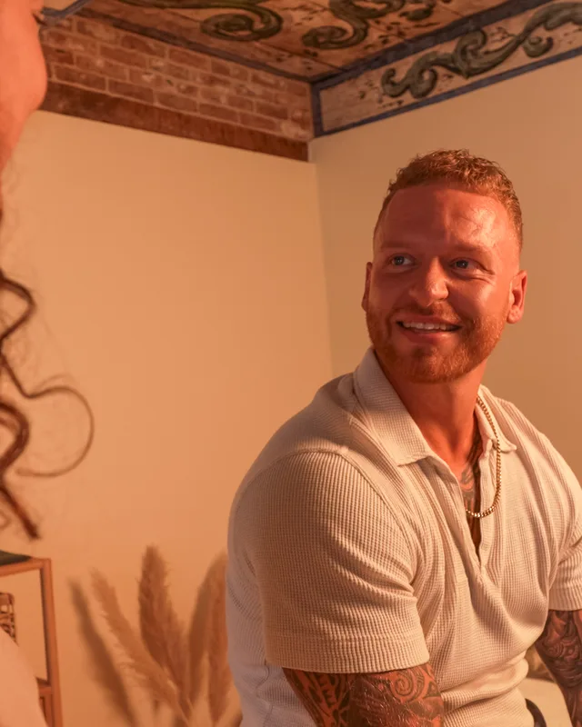 Gast lächelt im Gespräch vor der Reiki-Behandlung in Buxtehude